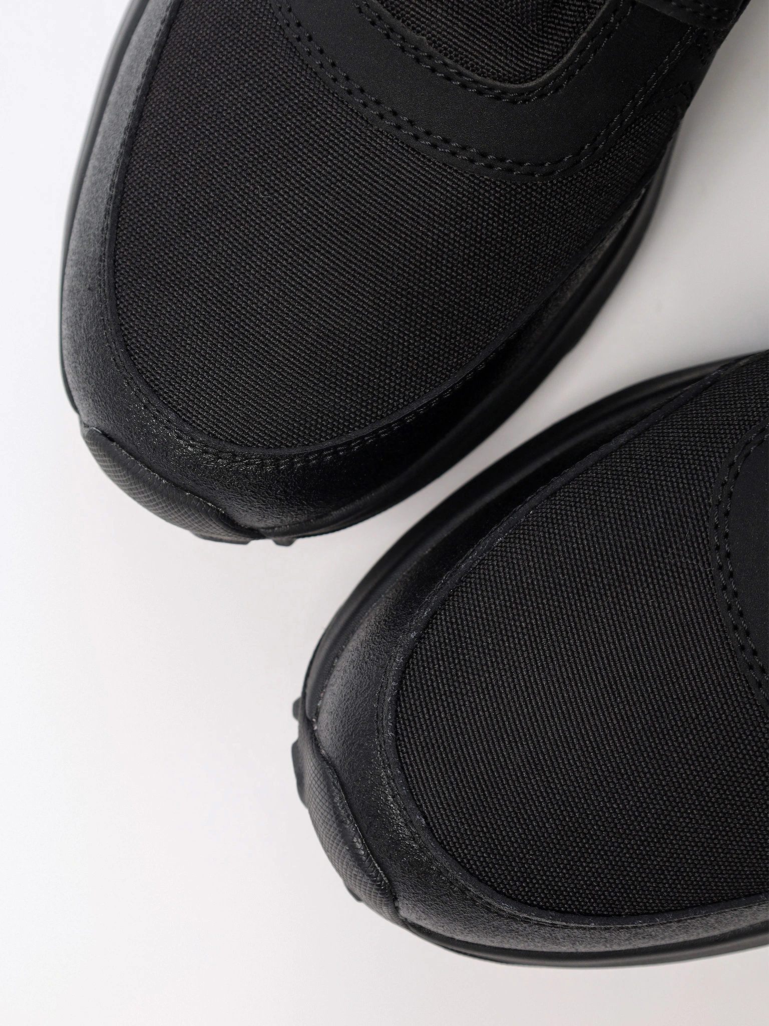 Дутики черного цвета на липучках на средней подошве